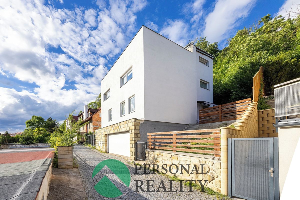Prodej rodinného domu 306 m², pozemek 343 m²